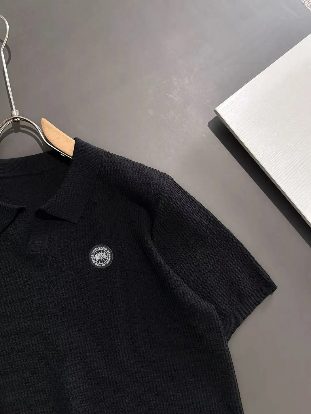 Next day shipment P300 High quality Big Goose 2025 new summer men's lapel short-sleeved knitted fabric Made of combed cotton yarn knitted cotton fabric, pure cotton high-weight special yarn, it feels full of weight when weighed, and the upper body is more textured than ordinary knitted fabrics. This texture can cope with the weather. Perfectly produced stitch by stitch according to the original version! Show nobility. Sizes: M to 3XL